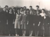 Выпускники 1966 года с учительницей Галиной Артемьевной Леонтьевой.jpg