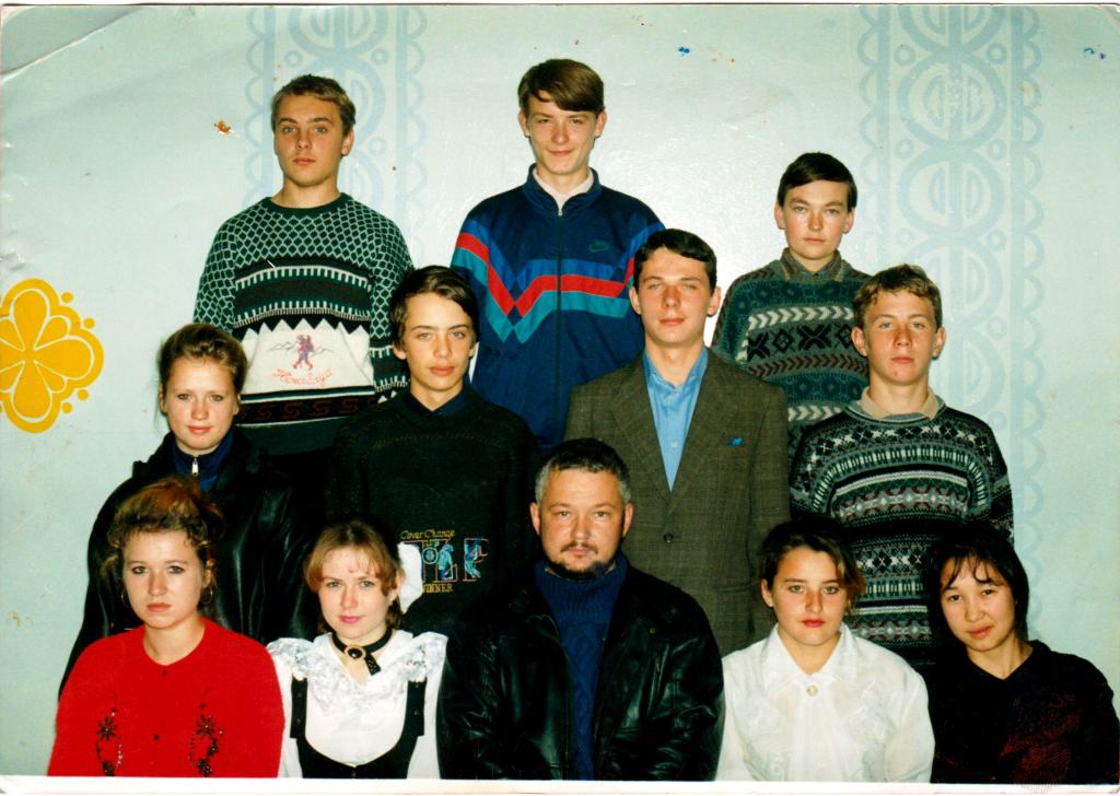 выпускники 1998 года в 10 классе с классным руководителем Вашутиным Евгением Александровичем.jpg
